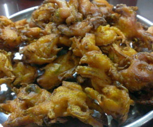 Onion Bhaji (Kanda Bhaji) Recipe | Bawarchi Rasoi